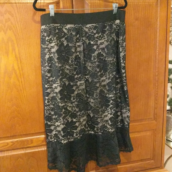 Thalia Sodi Black lace with Cream underlayer - Picture 5 of 9